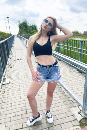 Śliczny czarny topik z cyrkoniowym motylkiem na plecach