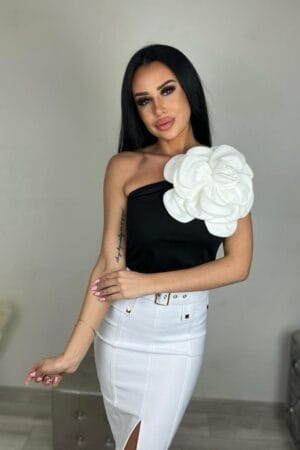 Śliczne body czarne z białą różą 3D. Idealne na wyjścia, na imprezy, na randki, na wakacje. Rozmiary: xs/s, m/l