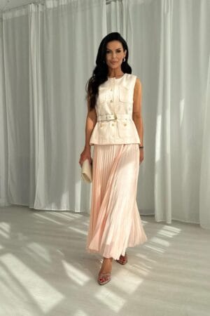 Elegancki komplet w kolorze łososiowym kamizelka a’la Chanel i plisowana spódnica idealna na wiele uroczystości. Rozmiary: 36, 38, 40, 42