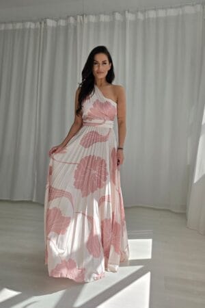 Długa sukienka w kolorze ecru na jedno ramię w kwiaty pudrowy róż – elegancka sukienka maxi na wesele, lato i wyjątkowe okazje. Rozmiary: 36, 38, 40