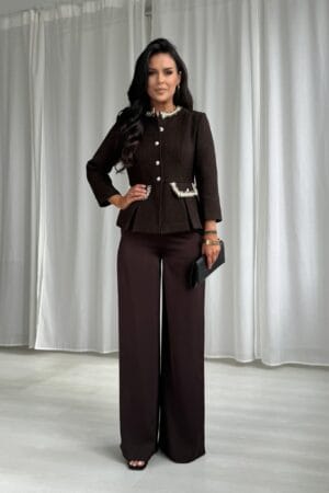 Elegancki komplet w kolorze czekoladowym z taliowaną marynarką a'la Chanel, pięknie zdobiona. Rękaw 3/4 + spodnie z kieszeniami a' la satyna delikatnie błyszczące w komplecie. Rozmiary: 36, 38, 40, 42