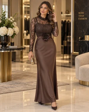 Długa czekoladowa sukienka wieczorowa Selene z koronkową górą i kwiatem w talii – elegancka stylizacja.