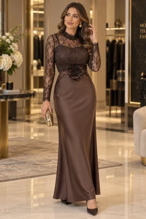 Długa czekoladowa sukienka wieczorowa Selene z koronkową górą i kwiatem w talii – elegancka stylizacja.