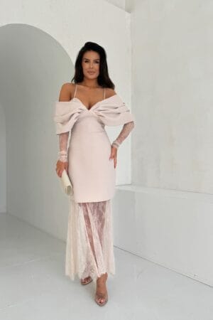 Elegancka sukienka beżowo-pudrowego różu z odpinanymi koronkowymi rękawami + koronkowa spódnica w komplecie. Idealna na : chrzciny , komunie, spotkania rodzinne, uroczyste kolacje. Rozmiary: 36, 38, 40, 42, 44, 46, 48