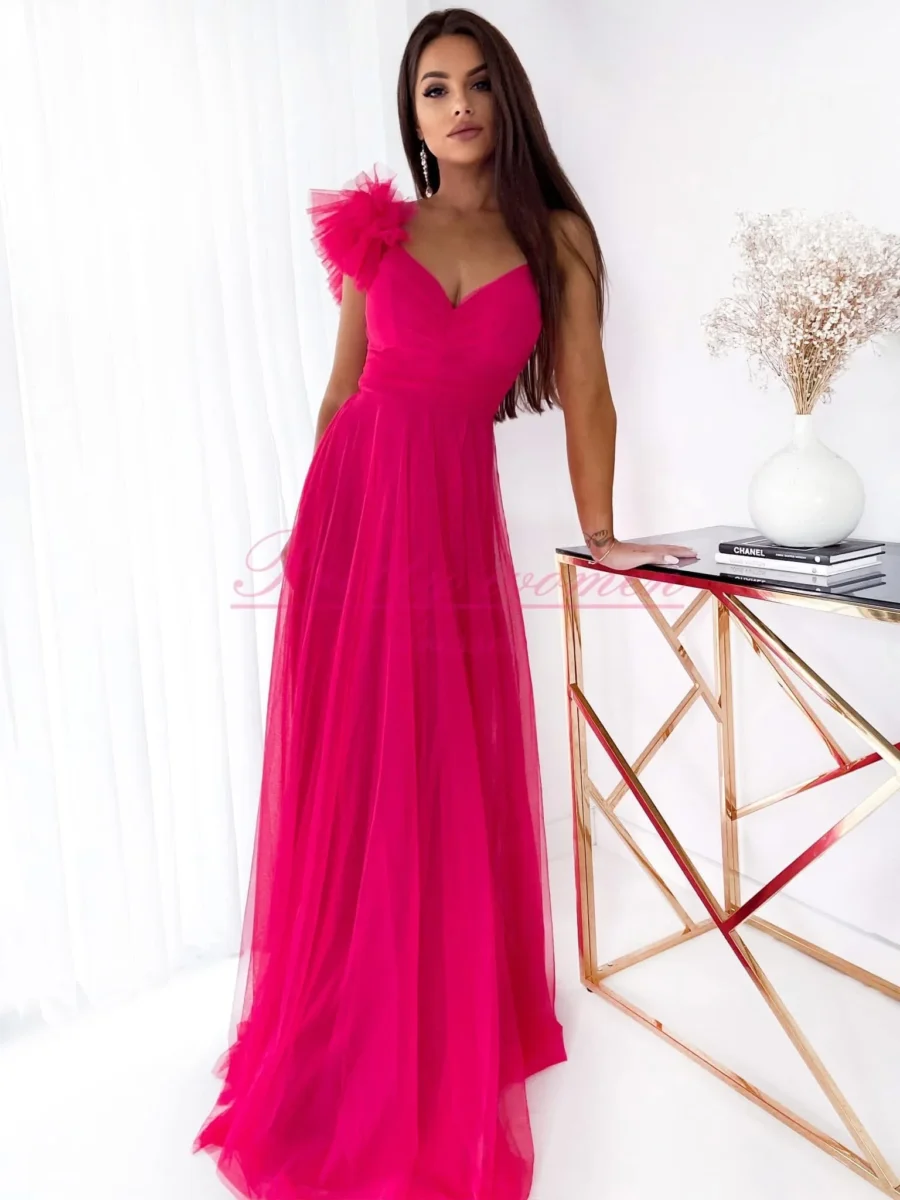 amalia-fuksjowa-sukienka-maxi-tiulowa-przod-03 Fuksjowa sukienka maxi Amalia z tiulu z podkreśloną talią i ozdobą na jednym ramieniu.