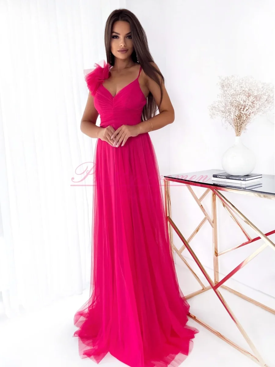 amalia-fuksjowa-sukienka-maxi-tiulowa-przod-04 Długa fuksjowa sukienka Amalia z lekkiego tiulu – elegancki fason maxi na wyjątkowe okazje.