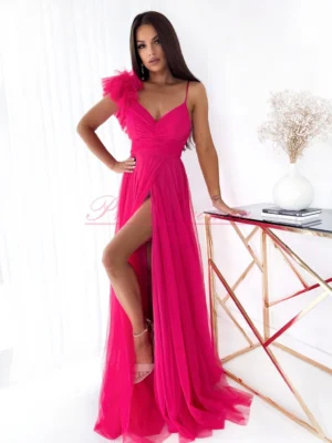 Elegancka fuksjowa sukienka maxi Amalia z tiulu – kobieca stylizacja z ozdobnym ramieniem.
