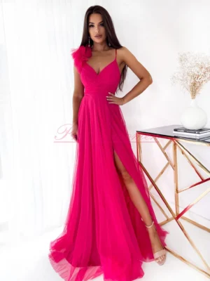 amalia-fuksjowa-sukienka-maxi-z-rozcieciem-05 Fuksjowa sukienka maxi Amalia z wysokim rozcięciem na nodze i tiulową falbaną na ramieniu.