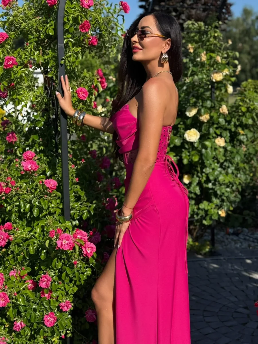 valeria-sukienka-wieczorowa-fuksja-bok-wiazanie-talia Sukienka wieczorowa Valeria w kolorze fuksji – widok z boku i wiązanie w talii