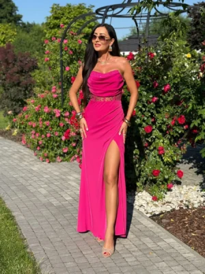 valeria-sukienka-wieczorowa-fuksja-dluga-z-rozcieciem-przod Długa sukienka wieczorowa Valeria w kolorze fuksji z wysokim rozcięciem – widok z przodu