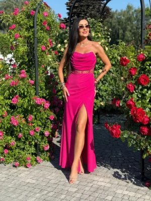 valeria-sukienka-wieczorowa-fuksja-maxi-z-rozcieciem-przod Długa sukienka Valeria w kolorze fuksji z rozcięciem – pełna sylwetka z przodu