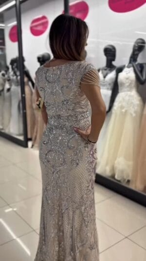 sukienki-closbie-elegancka-sukienka-wieczorowa-w-kolorze-bezowym-zdobiona-srebrnymi-cekinami-115