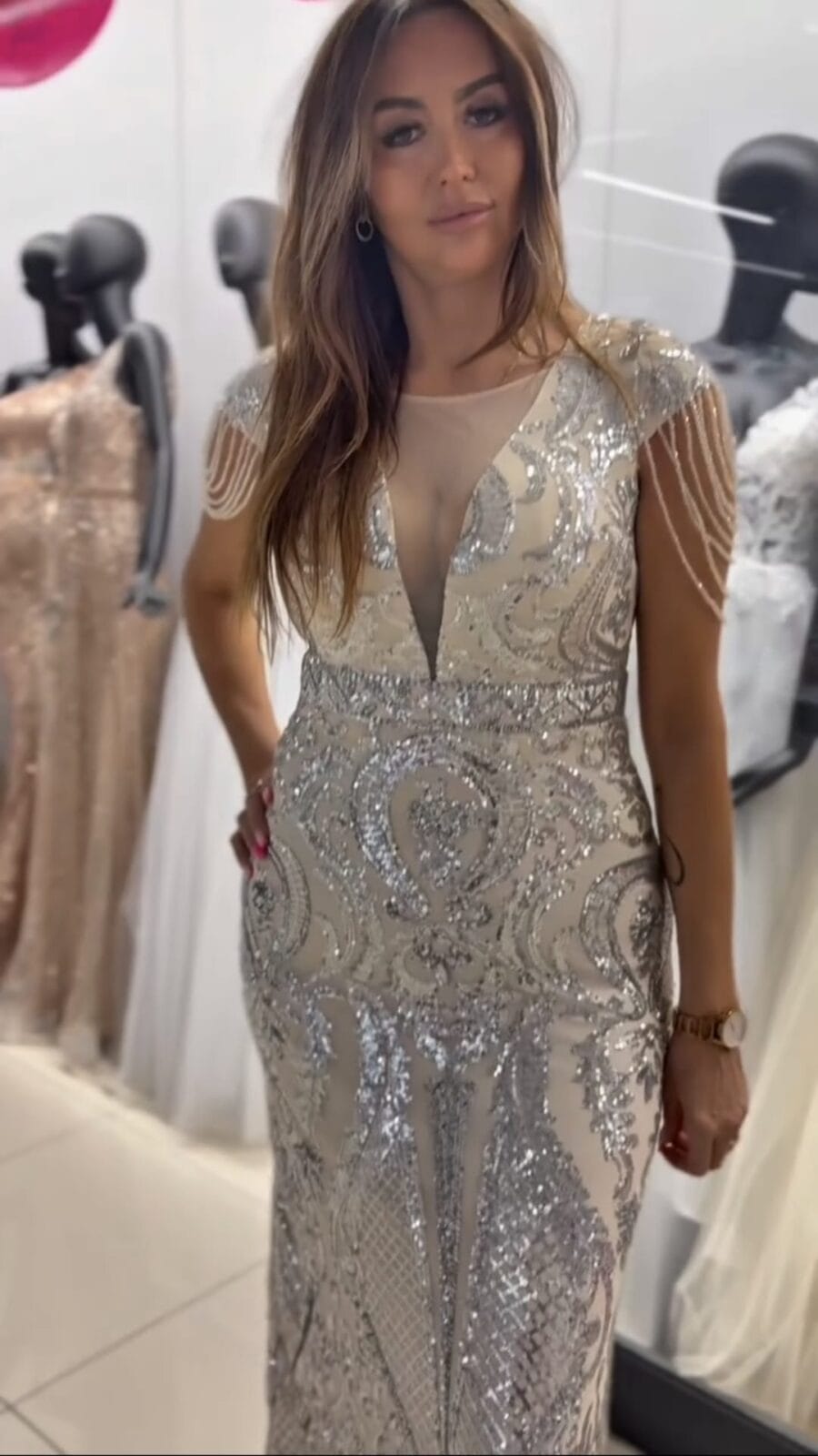 sukienki-closbie-elegancka-sukienka-wieczorowa-w-kolorze-bezowym-zdobiona-srebrnymi-cekinami-117 sukienki-closbie-elegancka-sukienka-wieczorowa-w-kolorze-bezowym-zdobiona-srebrnymi-cekinami-117