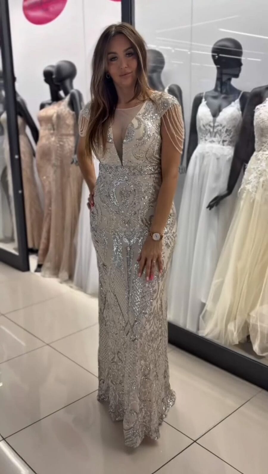 sukienki-closbie-elegancka-sukienka-wieczorowa-w-kolorze-bezowym-zdobiona-srebrnymi-cekinami-118 sukienki-closbie-elegancka-sukienka-wieczorowa-w-kolorze-bezowym-zdobiona-srebrnymi-cekinami-118