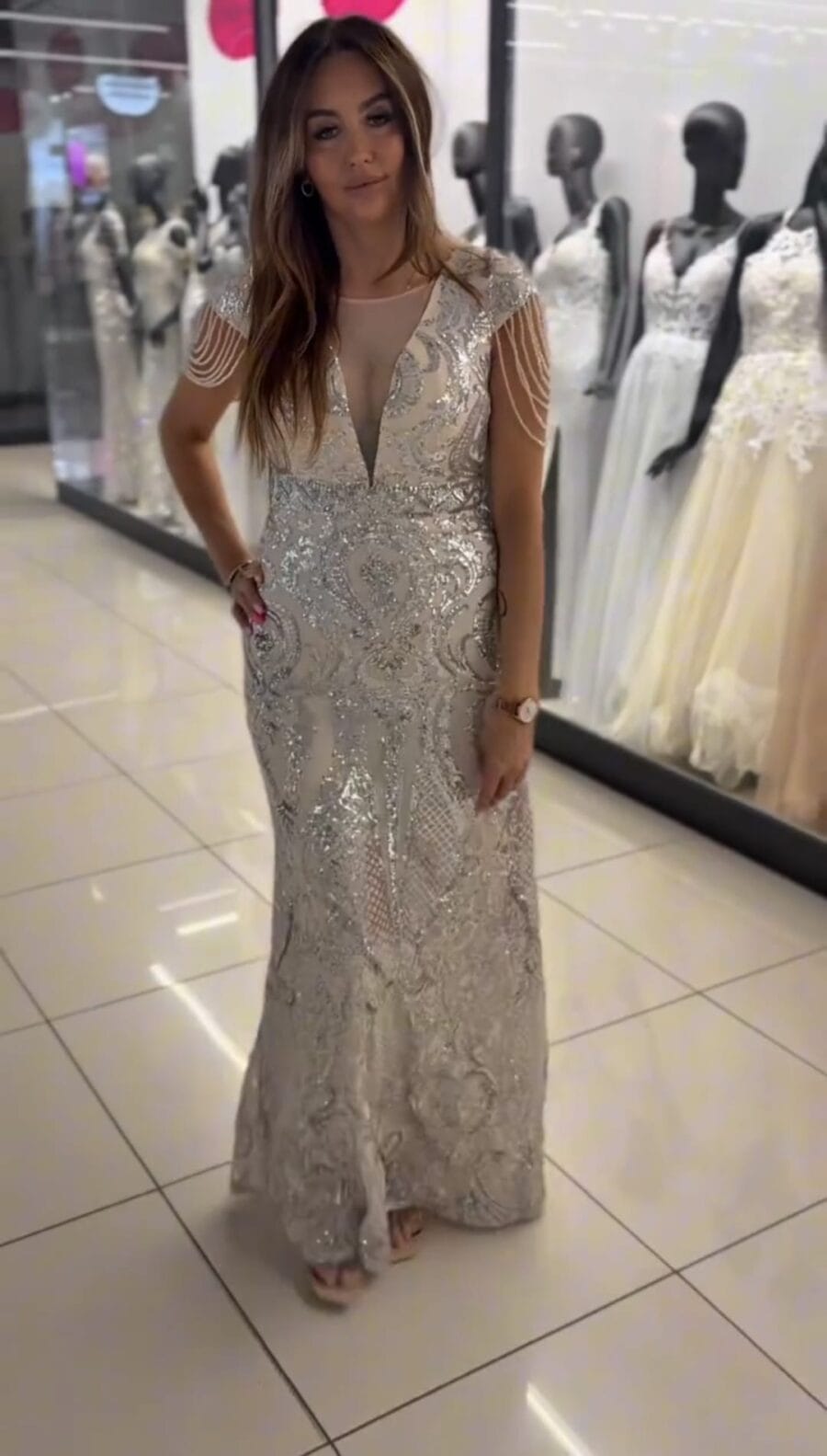 sukienki-closbie-elegancka-sukienka-wieczorowa-w-kolorze-bezowym-zdobiona-srebrnymi-cekinami-119 sukienki-closbie-elegancka-sukienka-wieczorowa-w-kolorze-bezowym-zdobiona-srebrnymi-cekinami-119