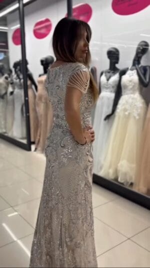 sukienki-closbie-elegancka-sukienka-wieczorowa-w-kolorze-bezowym-zdobiona-srebrnymi-cekinami-120 sukienki-closbie-elegancka-sukienka-wieczorowa-w-kolorze-bezowym-zdobiona-srebrnymi-cekinami-120