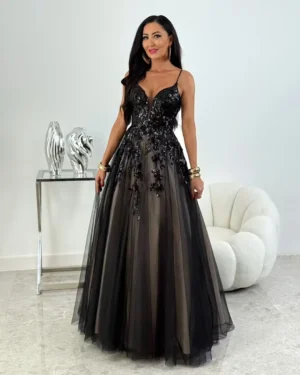 stefania-czarna-sukienka-wieczorowa-maxi-przod Czarna sukienka wieczorowa maxi Stefania z tiulowym dołem i zdobionym gorsetem – widok z przodu