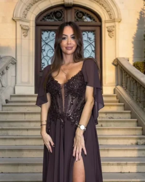 truda-czekoladowa-sukienka-zdobiona-gora-detal Detal sukienki TRUDA w kolorze czekoladowym – zdobiona góra z cekinami i eleganckie wykończenie